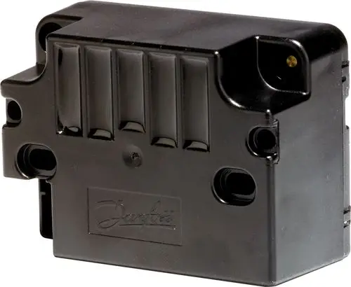 Danfoss Zündeinheit in schwarzer Kunststoffausführung, mit mehreren Öffnungen und Rillen zur Befestigung. Geeignet für elektrotechnische Anwendungen.